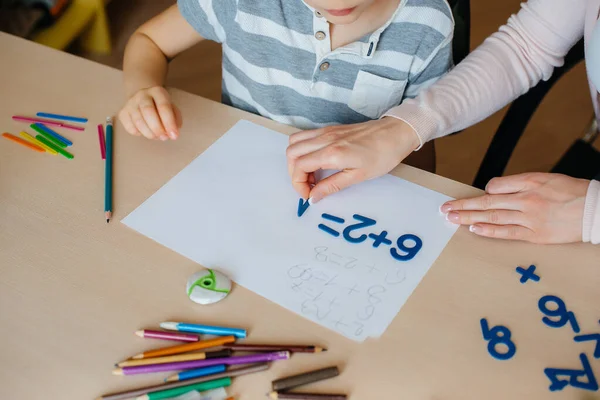 Närbild Skrivbordet Där Jag Gör Min Läxa Skolpojke Med Sin — Stockfoto