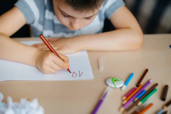 Närbild Skrivbordet Där Jag Gör Min Läxa Skolpojke Med Sin — Stockfoto