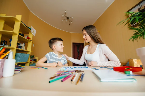 Uma Jovem Mãe Está Fazendo Trabalhos Casa Com Seu Filho — Fotografia de Stock