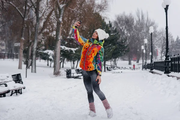 Young Athletic Girl Takes Selfie Frosty Snowy Day Fitness Recreation — Stock Photo, Image