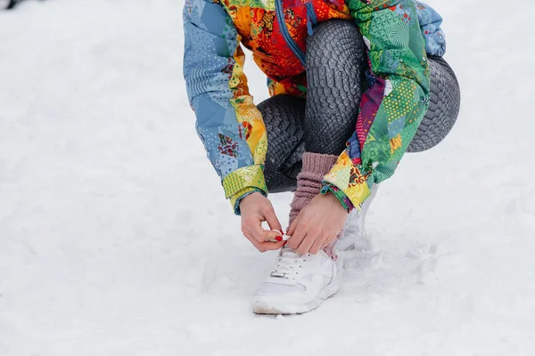 Young Athletic Girl Ties Her Shoes Frosty Snowy Day Fitness — Stock Photo, Image