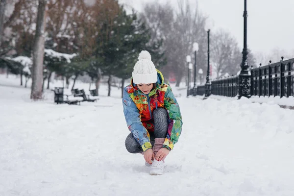 Young Athletic Girl Ties Her Shoes Frosty Snowy Day Fitness — Stock Photo, Image