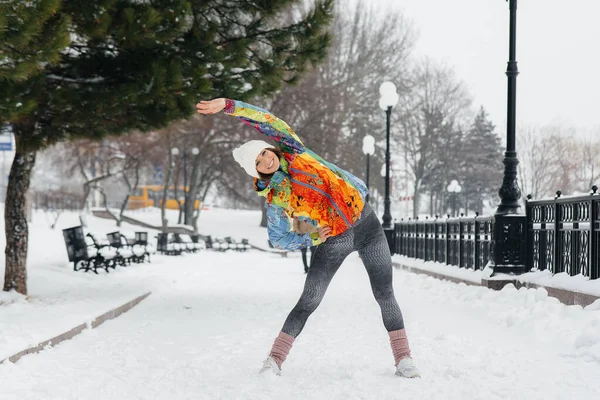 Une Jeune Fille Sportive Fait Sport Par Une Journée Givrée — Photo