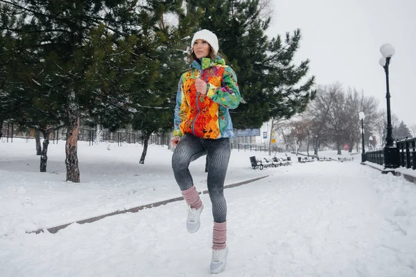 Uma Menina Bonita Está Jogging Dia Gelado Nevado Esportes Estilo — Fotografia de Stock