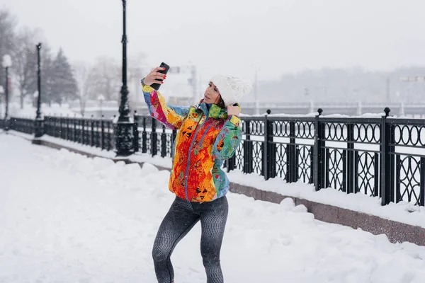Uma Jovem Atlética Tira Uma Selfie Dia Gelado Nevado Fitness — Fotografia de Stock