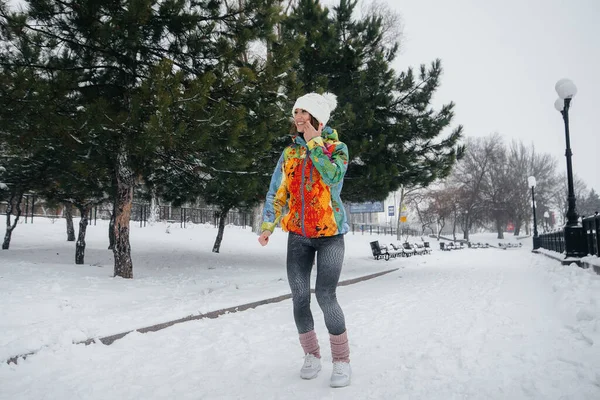 Piękna Młoda Dziewczyna Biegnie Mroźny Śnieżny Dzień Jaki Sport Lubisz — Zdjęcie stockowe