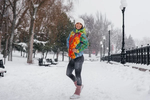 Młoda Wysportowana Dziewczyna Pozuje Mroźny Śnieżny Dzień Sprawność Bieganie — Zdjęcie stockowe