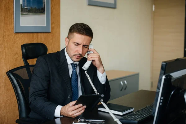 经理在他办公室的电话里 Business Finance — 图库照片