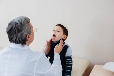 Genç bir çocuk modern bir klinikte deneyimli bir doktor tarafından dinlenir ve tedavi edilir. Bir virüs ve bir salgın.