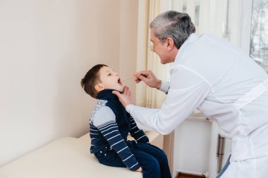 Genç bir çocuk modern bir klinikte deneyimli bir doktor tarafından dinlenir ve tedavi edilir. Bir virüs ve bir salgın.