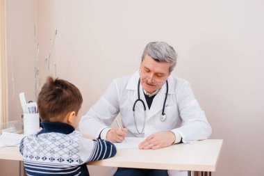 Genç bir çocuk modern bir klinikte deneyimli bir doktor tarafından dinlenir ve tedavi edilir. Bir virüs ve bir salgın.