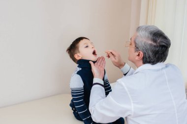 Genç bir çocuk modern bir klinikte deneyimli bir doktor tarafından dinlenir ve tedavi edilir. Bir virüs ve bir salgın.