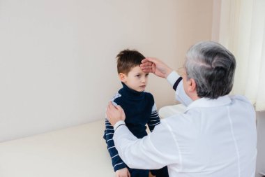 Genç bir çocuk modern bir klinikte deneyimli bir doktor tarafından dinlenir ve tedavi edilir. Bir virüs ve bir salgın.