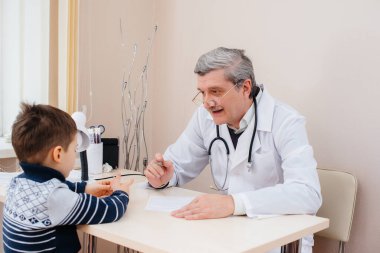 Genç bir çocuk modern bir klinikte deneyimli bir doktor tarafından dinlenir ve tedavi edilir. Bir virüs ve bir salgın.