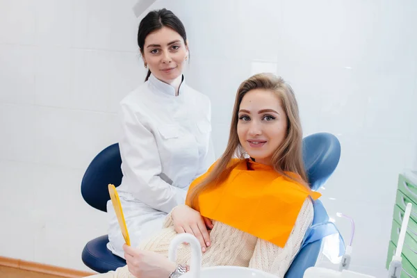 Dentista Professionista Tratta Esamina Cavità Orale Una Ragazza Incinta Moderno — Foto Stock