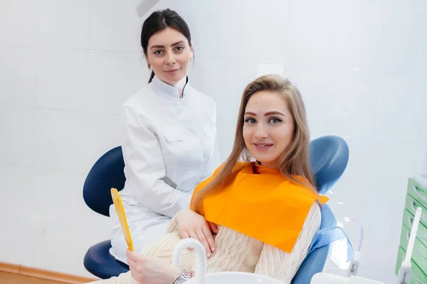 Een Professionele Tandarts Behandelt Onderzoekt Mondholte Van Een Zwanger Meisje — Stockfoto