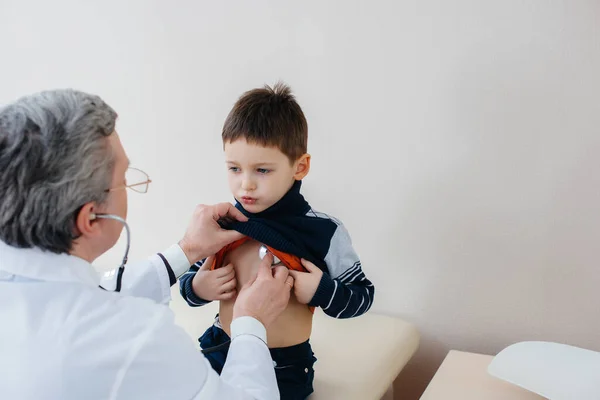 Mladého Chlapce Poslouchá Léčí Zkušený Lékař Moderní Klinice Virus Epidemie — Stock fotografie