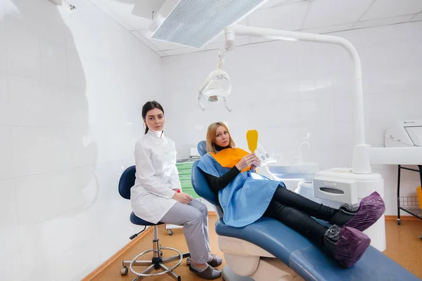 牙医对病人进行检查和咨询 牙科学 — 图库照片