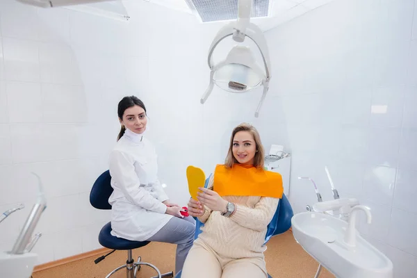 Dentista Profissional Trata Examina Cavidade Oral Uma Menina Grávida Consultório — Fotografia de Stock