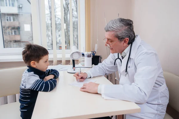 Een Jonge Jongen Wordt Beluisterd Behandeld Door Een Ervaren Arts — Stockfoto