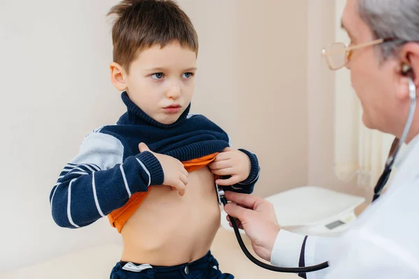 Young Boy Listened Treated Experienced Doctor Modern Clinic Virus Epidemic — Stock Photo, Image