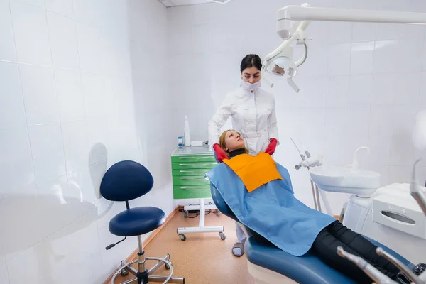 Dentista Realiza Exame Consulta Paciente Odontologia — Fotografia de Stock