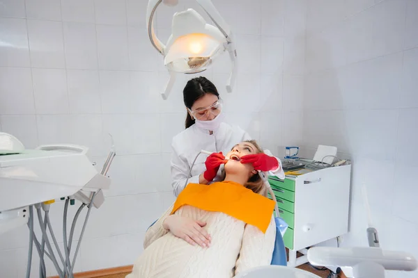 Dentista Profissional Trata Examina Cavidade Oral Uma Menina Grávida Consultório — Fotografia de Stock