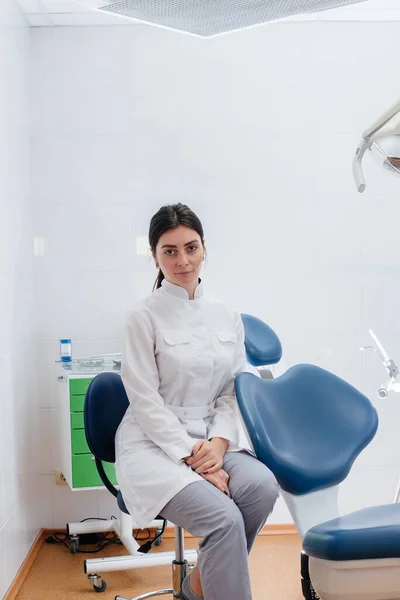 Dentista Profissional Está Escritório Odontológico Leve Moderno Odontologia — Fotografia de Stock