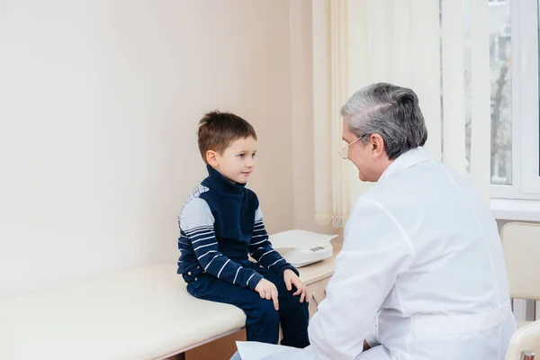 Ragazzo Viene Ascoltato Curato Medico Esperto Una Clinica Moderna Virus — Foto Stock