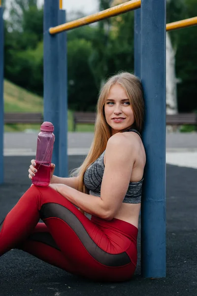 Sexy Dívka Dělá Sport Pije Vodu Pod Širým Nebem Fitness — Stock fotografie