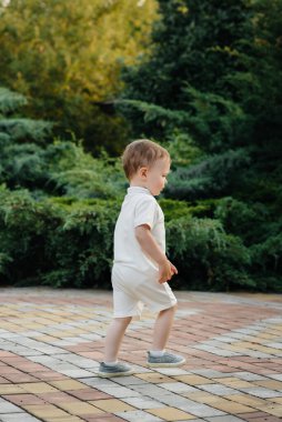 Bir çocuk gün batımında parkta yürür. Mutluluk. Aşk