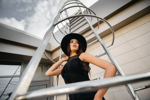 Menina Elegante Posando Chapéu Saída Incêndio Centro Negócios Moda — Fotografia de Stock