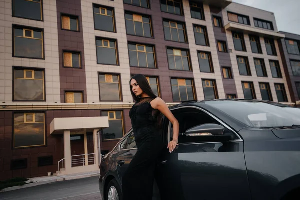 Menina Elegante Fica Perto Carro Vestido Preto Moda Estilo Negócios — Fotografia de Stock