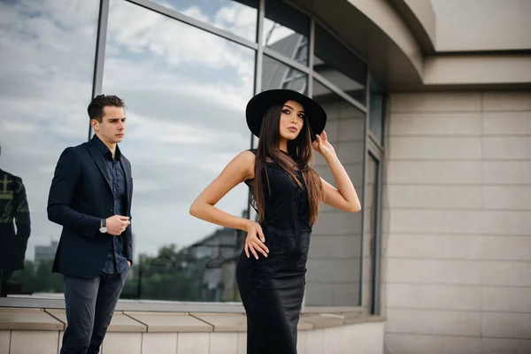 Hermoso Elegante Par Jóvenes Vestidos Negro Gafas Colocan Sobre Fondo —  Fotos de Stock