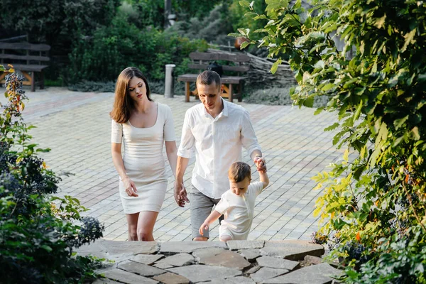 Família Feliz Com Seu Filho Andando Parque Pôr Sol Felicidade — Fotografia de Stock