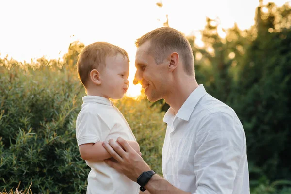 Pai Filho Caminhar Parque Pôr Sol Felicidade Amor — Fotografia de Stock