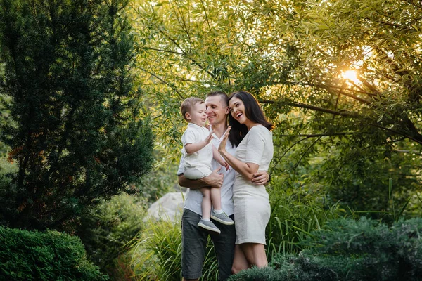 Família Feliz Com Seu Filho Andando Parque Pôr Sol Felicidade — Fotografia de Stock