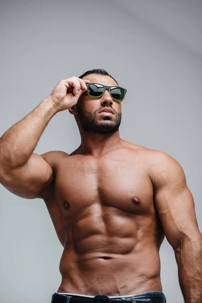 Atleta Sexy Con Torso Desnudo Lleva Gafas Descanso Estilo Vida — Foto de Stock