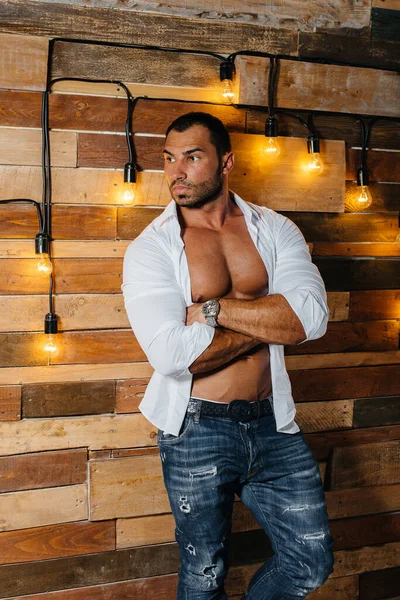 Stüdyoda üstsüz poz veren seksi bir sporcu. Fitness. Basın. Spor.