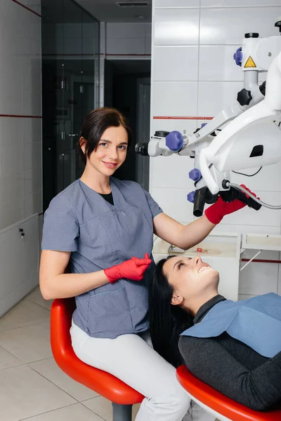 Dentist Looks Microscope Performs Surgery Patient — Stock Photo, Image