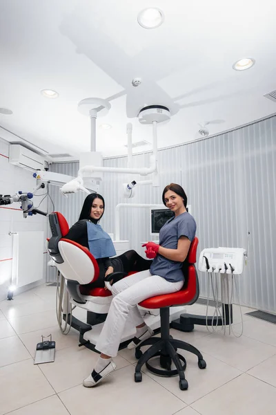 Стоматолог Показує Фото Зубів Пацієнта Розповідає Про Необхідне Лікування Стоматологія — стокове фото