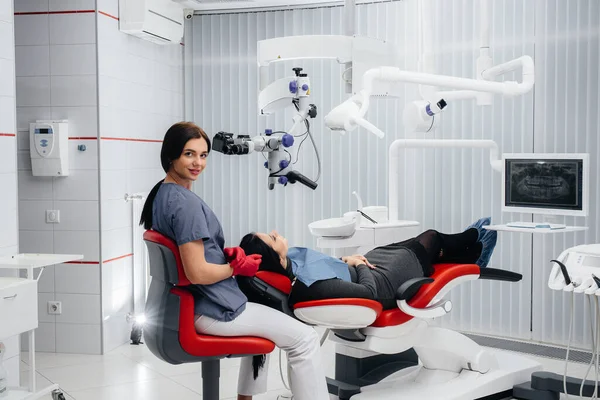 Dentist Looks Microscope Performs Surgery Patient — Stock Photo, Image