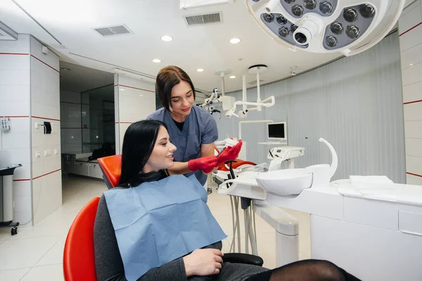 Doctor Shows Cast Patient Jaw Dentistry — Stock Photo, Image