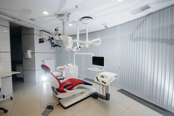 Hermosa Oficina Dental Blanca Con Nuevo Equipo Moderno — Foto de Stock