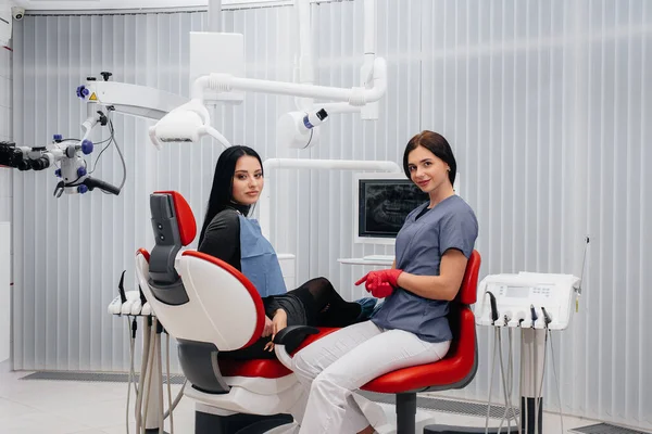 Dentist Shows Picture Patient Teeth Tells Necessary Treatment Dentistry Health — Stock Photo, Image