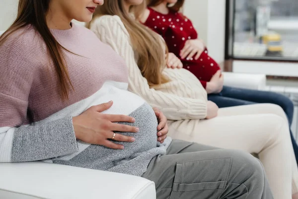 Las Embarazadas Sostienen Sus Barrigas Con Las Manos Primer Plano — Foto de Stock