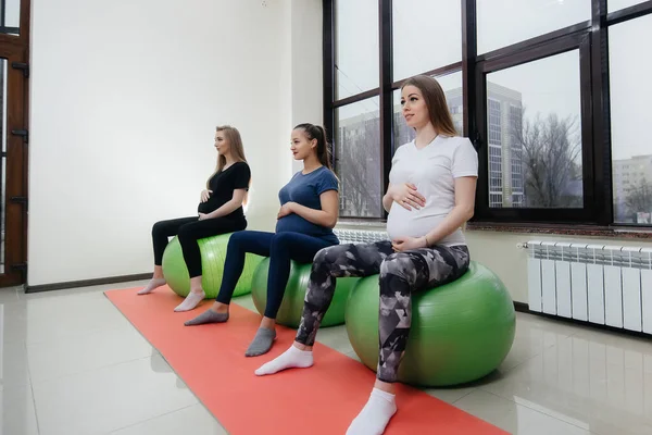 Groupe Jeunes Femmes Enceintes Sont Engagées Dans Pilates Sport Balle — Photo