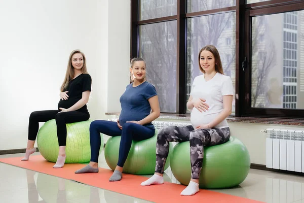 Bir Grup Hamile Anne Bir Fitness Kulübünde Pilates Top Sporu — Stok fotoğraf