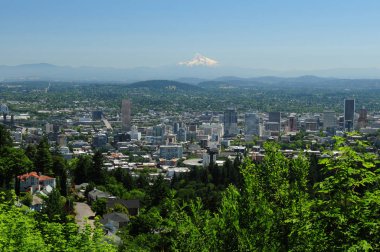 Arka planda Rainier Dağı olan Portland Skyline Manzarası
