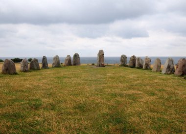 Kaseberga 'da Ales Stenar' ın Yüzüğü Bulutlu Bir Yaz Günü 'nde Mezar Kazıyor